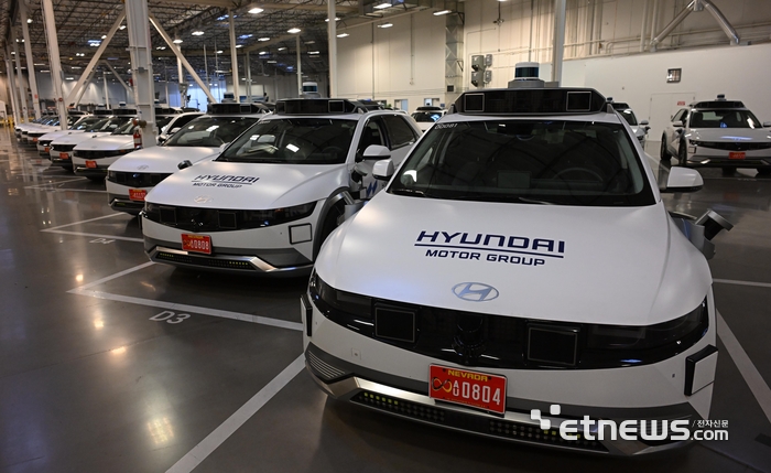 미국 네바다주 라스베이거스 모셔널 테크니컬 센터에 무인 로보택시로 변신한 아이오닉5가 나란히 세워져 있다.  라스베이거스=이동근기자 foto@etnews.com