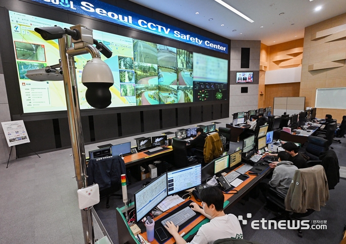 서울시가 단순 객체 구분 기능으로 인해 오탐률(잘못된 탐지)이 높은 지능형 CCTV에 생성형 AI를 적용해 관제 정확도 고도화에 나선다. 서울 마포구 서울시CCTV안전센터에서 관제요원이 관내 CCTV 관제를 하고 있다.  이동근기자 foto@etnews.com