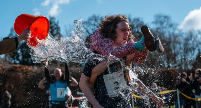 '아내 업고 달리기 대회' 장면. 사진=BBC