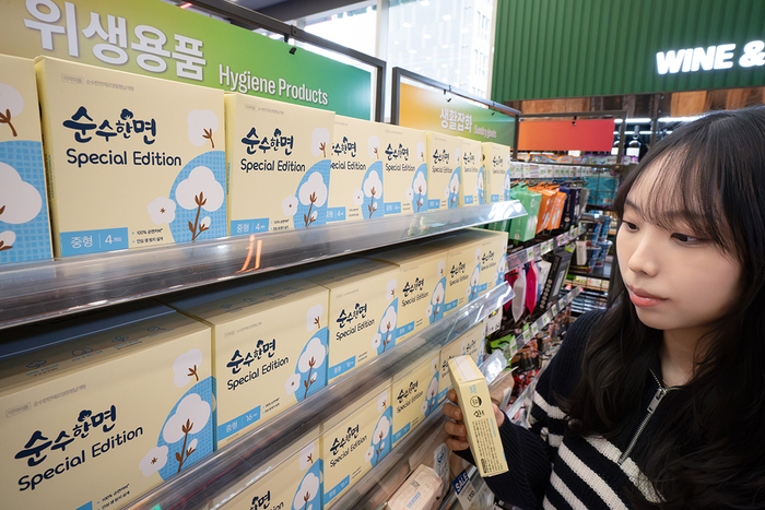세븐일레븐은 오는 14일 깨끗한나라와 손잡고 개당 181원 100% 순면커버 초저가 생리대를 선보인다고 9일 밝혔다.