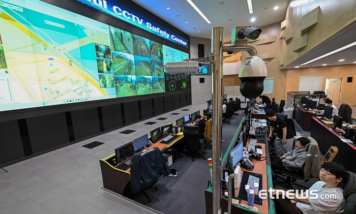 서울 마포구 서울시CCTV안전센터에서 관제요원이 관내 CCTV 관제를 하고 있다.  이동근기자 foto@etnews.com