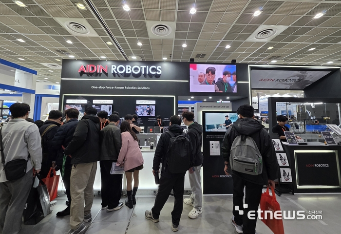 에이딘로보틱스는 지난 주 코엑스에서 열리는 2026 스마트공장·자동화산업전(AW 2026)에서 2세대 인간형 로봇핸드를 처음 공개하고 센서, AIRO-One 표면가공·물류피킹 솔루션 등 피지컬 AI 기반 로봇 자동화 기술을 다수 선보였다.
