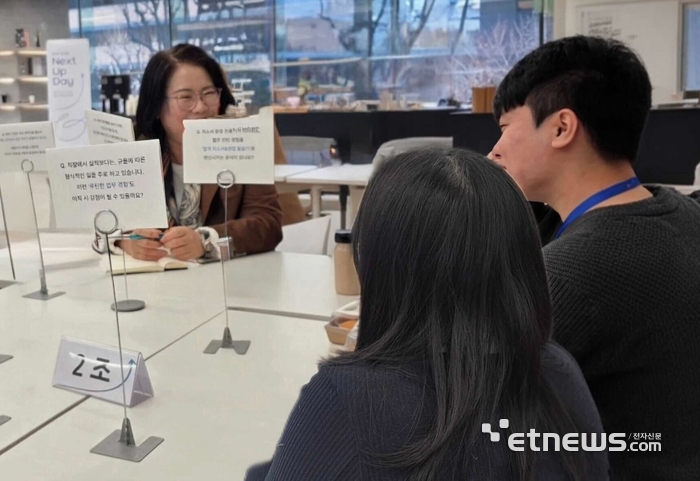 업비트 넥스트 잡 3개년도 참여자가 모여 소감과 참여 이후의 변화된 삶을 이야기하고 있다.