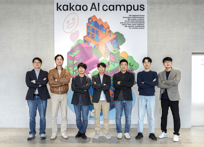 카카오는 6일 경기 용인시 카카오 AI 캠퍼스에서 학계 전문가로 구성된 카카오 AI 자문 그룹의 발족식을 개최했다. (왼쪽부터) 김세웅 카카오 AI 커뮤니케이션 성과리더, 장준혁 한양대 융합전자공학부 교수, 주한별 서울대 컴퓨터공학부 교수, 최종현 서울대 전기·정보공학부 교수, 신진우 KAIST ICT 석좌교수, 이주호 KAIST 김재철AI대학원 교수, 김승룡 KAIST 김재철AI대학원 교수. 〈자료 카카오〉