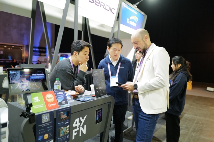 지난 4일(현지시간) 스페인 바르셀로나에서 열린 MWC 2026 행사 중 스타트업 전용관 '4YFN관'을 찾은 외국 방문객을 대상으로 스타트업 관계자가 위성 활용 기술 등에 대해 설명하고 있다. 사진 출처 : 한국수자원공사