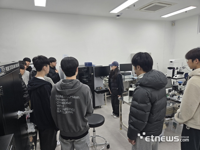 용인교육지원청이 7일 '용인미르아이 공유학교' 학점인정형 '반도체 제조' 과목을 운영했다.