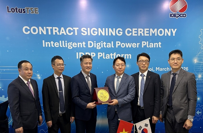 문일주 한국전력 기술혁신본부장(왼쪽 네 번째)이 응우옌 응옥 또안 로터스 회장(왼쪽 세 번째)이 베트남 EVNGENCO3의 납품사인 로터스와의 IDPP 설치 계약을 체결하며 기념 촬영했다. 사진 출처 한전