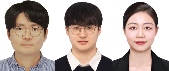 왼쪽부터 주종훈 교수, 김태윤 석·박사통합과정생, 이진실 박사 졸업생.