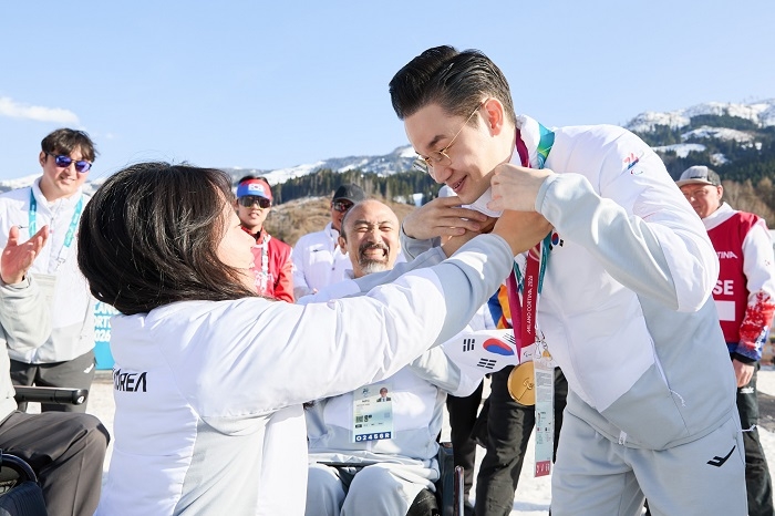 김윤지 선수가 배동현 BDH재단 이사장에게 금메달을 걸어주고 있다. 사진= BDH재단