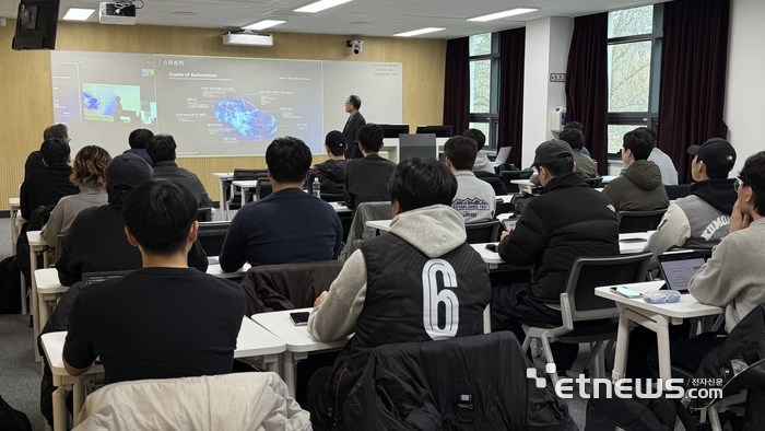 금오공대와 SK실크론이 SSU웨이퍼 전공 수업을 하는 모습.