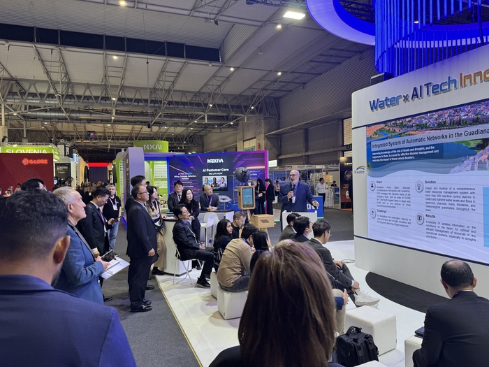 지난 4일(현지시간) 스페인 바르셀로나에서 열린 MWC 2026중 K-water관에서 기술 세션 '테크 토크(Tech Talk)'가 진행되고 있다. 이날 한국수자원공사는 카탈루냐 지역 수자원 클러스터(CWP) 및 회원사를 초청하여 유럽과 한국의 물관리 기술을 서로 공유하는 등 글로벌 기술 교류의 장을 마련했다. 사진 출처 : 수공