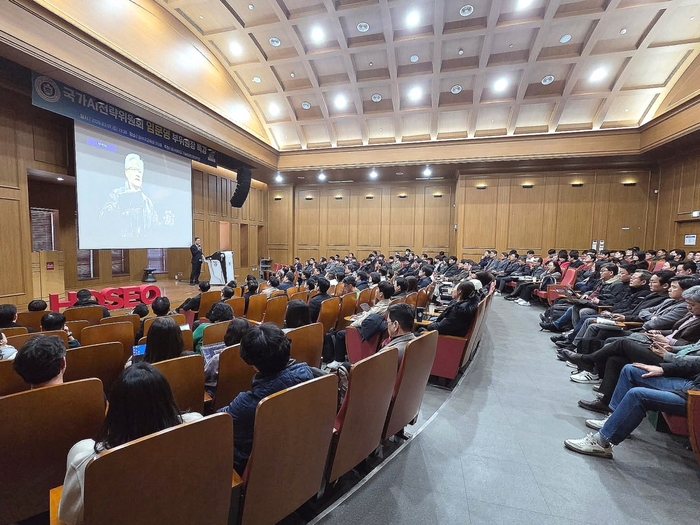 강일구 총장, 서원교 산학협력단장, 권영일 기술경영전문대학원장 등 대학 주요 보직자가 참석한 가운데  호서대학교 기술경영전문대학원은 임문영 국가인공지능전략위원회 부위원장의 특별걍연을 열였다.