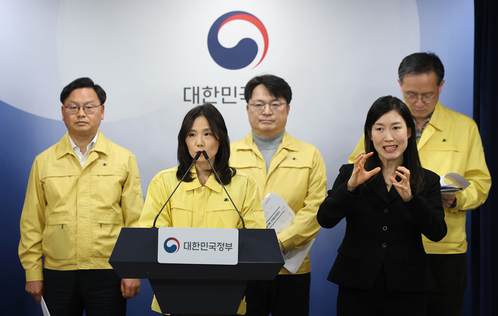 김진아 외교부 2차관이 2일 서울 종로구 정부서울청사 합동브리핑실에서 '중동 상황점검 관련 긴급 관계부처회의'를 마친 후 브리핑하고 있다. (사진=연합뉴스)