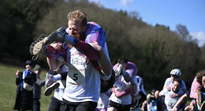 '아내 업고 달리기 대회' 장면. 사진=BBC