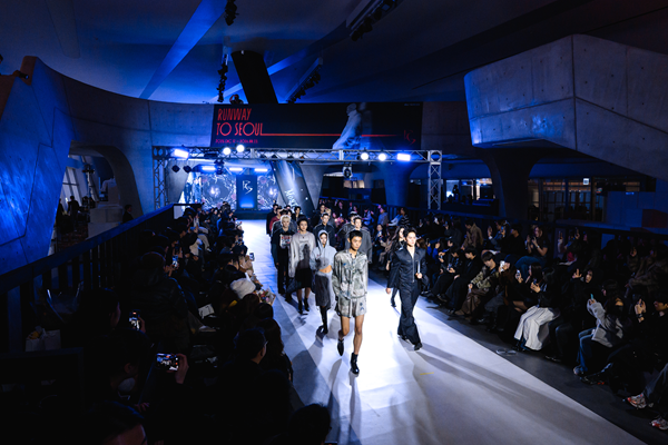 △런웨이 투 서울(Runway to Seoul) 패션쇼