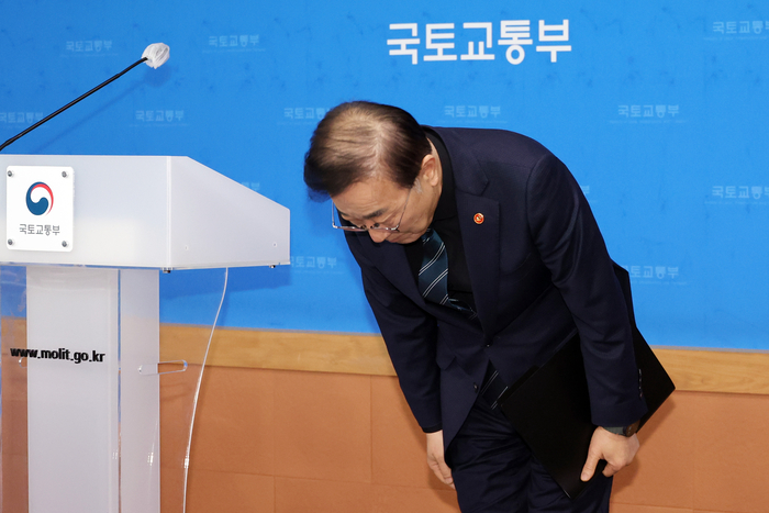 “초기 수습 세심하지 못했다”…국토부, 무안 여객기 참사 유가족에 사과