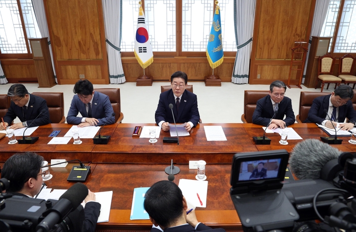 이재명 대통령이 9일 청와대에서 열린 중동상황 관련 비상경제점검회의에서 발언하고 있다. 연합뉴스