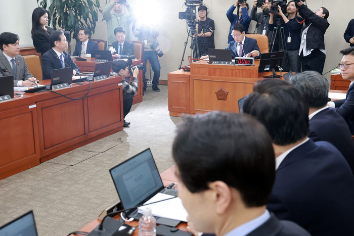 9일 국회에서 열린 대미투자특별법 처리를 위한 특별위원회 제4차 전체회의에서 위원장인 국민의힘 김상훈 의원이 한미 전략적 투자 관리를 위한 특별법안(대미투자특별법)을 처리한 뒤 산회를 선언하고 있다. (사진=연합뉴스)