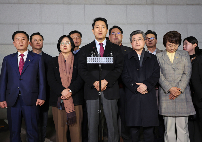 국민의힘이 당 노선을 논의하는 긴급 의원총회를 열어 '윤 어게인' 반대 등의 내용을 담은 결의문을 채택한 9일 오세훈 서울시장이 서울 중구의 한 식당을 나서며 발언을 하고 있다.    연합뉴스