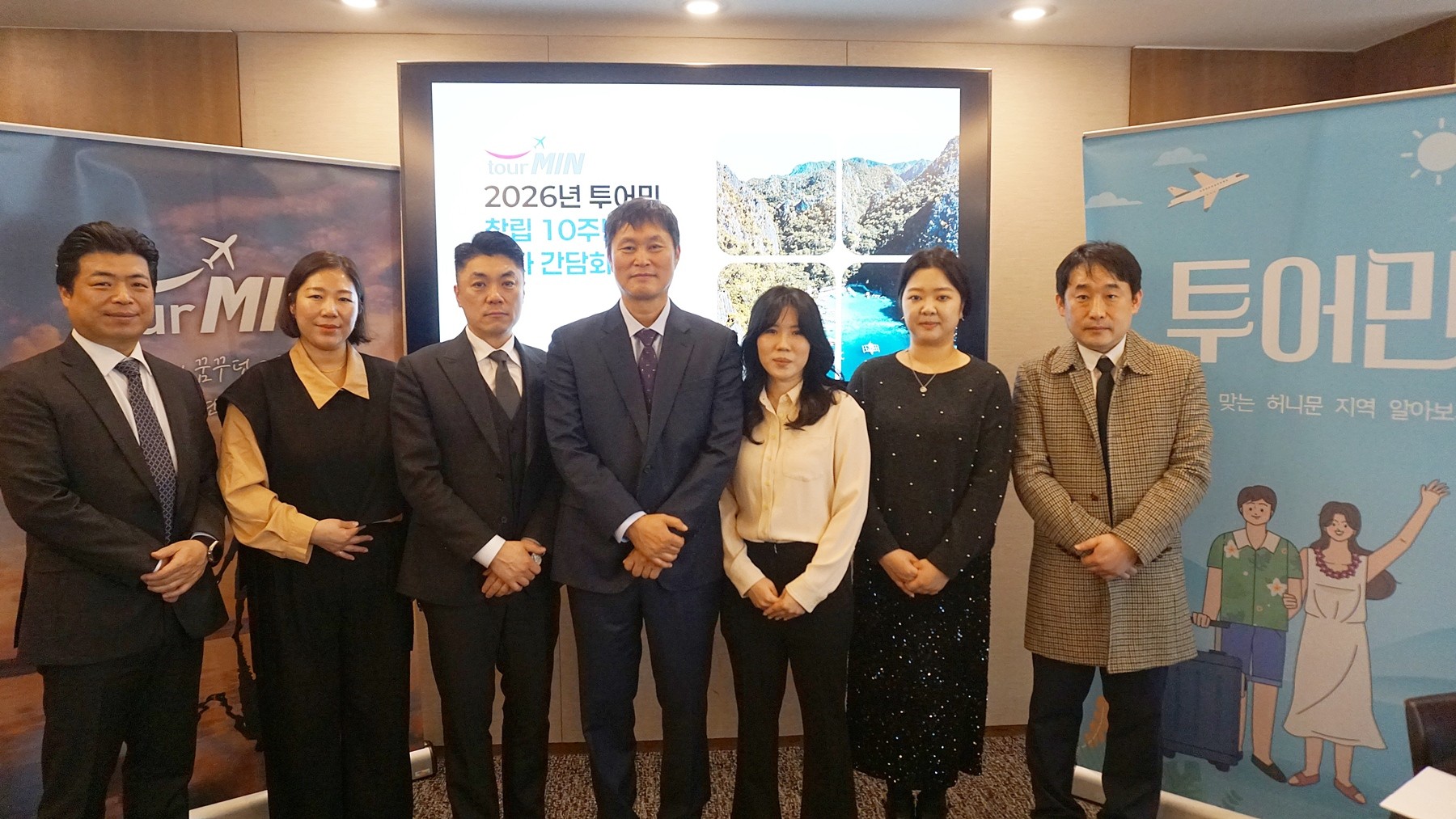 사진= (좌부터)김준석 수원지점장, 황은옥 인천지점장,본사 정상영 이사, 투어민 민경세 대표, 이슬기 이사, 박한나 차장, 정상영 이사