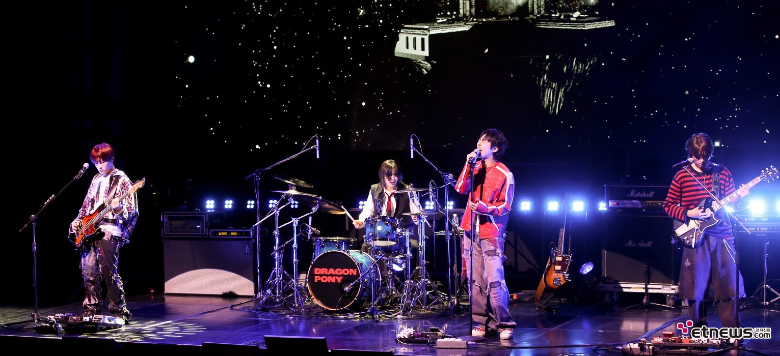 [ET포토] 드래곤포니, '쏟아지는 별빛을 배경으로'
