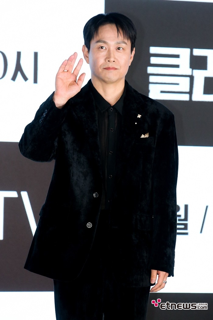 [ET포토] 오정세, '긴장하며 손인사'