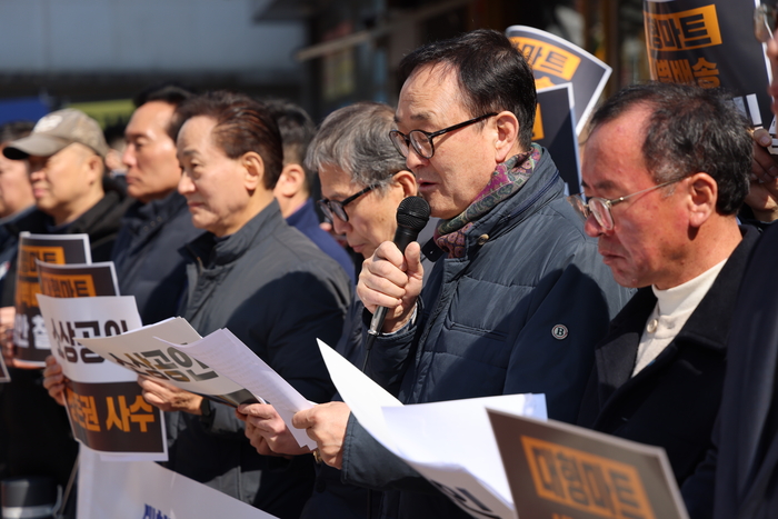 송치영 소상공인연합회장이 10일 서울 홍제역 인근에서 대형마트 새벽배송 반대 기자회견을 발표하고 있다.