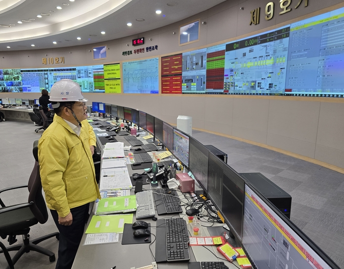 권명호 한국동서발전 사장이 당진발전본부 현장 및 제어실을 방문해 연료수급 상황과 발전설비 운영 현황을 점검하고 있다. 사진 출처 : 동서발전