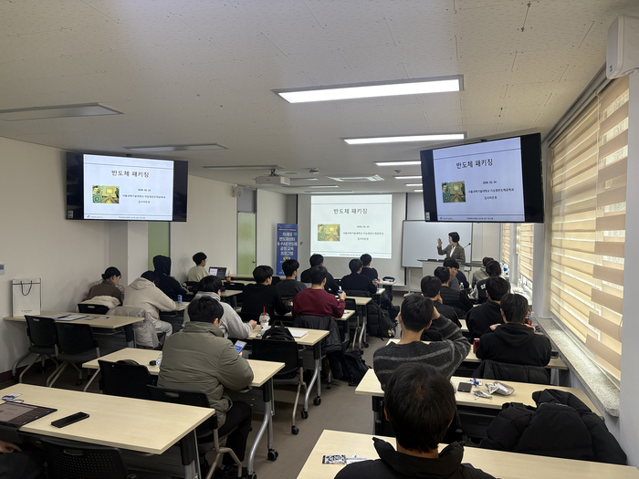 서울과학기술대학교는 공동실험실습관 차세대반도체센터가 반도체 분야 전문 인력 양성을 위해 지난달 23일부터 26일까지 'S-FAB 반도체 공정 교육 프로그램: 반도체 8대 공정 이해와 FAB 체험 및 국내 대기업 기술 동향 특강'을 운영했다.(사진=서울과기대)