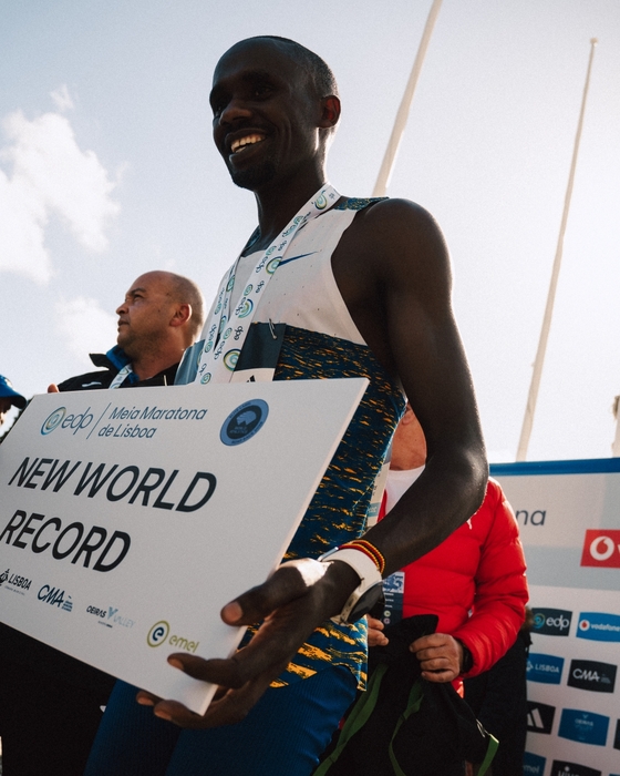 제이콥이 리스본 하프마라톤 우승 후 시상 장면.