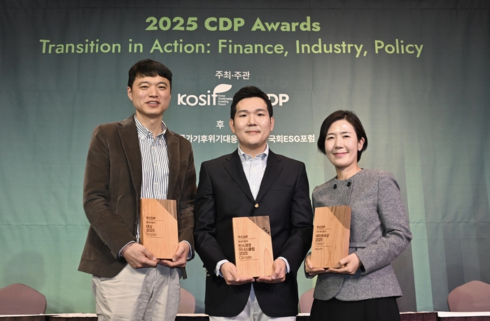 (왼쪽부터)임남수 현대차 안전경영기획팀 팀장, 전현철 현대차 사업개발&지속가능경영실 실장, 이은주 기아 지속가능경영팀 팀장