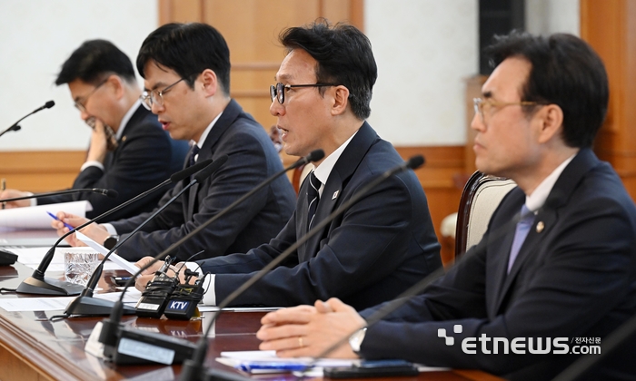 UN AI허브 유치지원 TF 회의가 10일 서울 종로구 정부서울청사에서 열렸다. 김민석 국무총리가 모두발언을 하고 있다.  이동근기자 foto@etnews.com