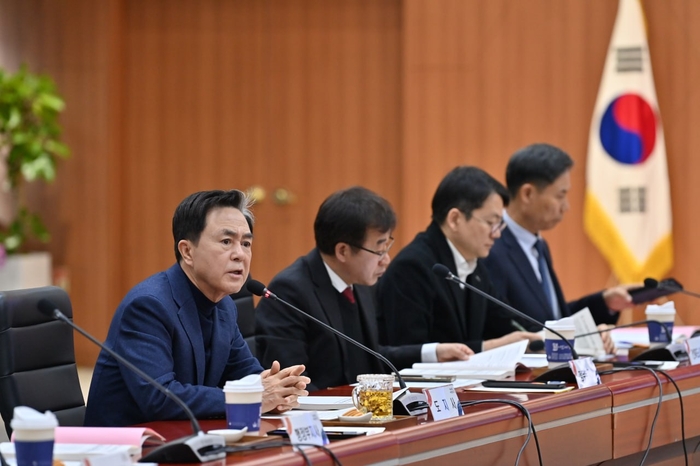 도는 10일 도청 대회의실에서 김태흠 지사와 실·국·원장 등 60여 명이 참석한 가운데 2027년 정부예산 확보 추진 전략 보고회를 열었다.