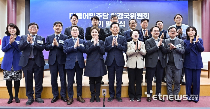 더불어민주당 AI강국위원회 2기 발대식이 10일 서울 여의도 국회 의원회관에서 열렸다. 정청래 대표와 참석자들이 기념촬영 하고 있다. 앞줄 왼쪽부터 반시계 방향으로 안선하 WHO 특별자문관, 서준범 울산대 교수, 박성필 카이스트 미래전략대학원장, 고삼석 동국대 석좌교수, 이언주 민주당 수석최고위원, 정청래 당 대표, 황정아 당 과학기술혁신위원장, 현동진 현대차그룹 상무, 박종배 건국대 교수, 손병희 마음AI 연구소장, 백준호 퓨리오사AI 대표, 김영환 의원, 박해철 의원, 강준현 의원, 김남근 의원, 차지호 의원, 한민수 의원. 이동근기자 foto@etnews.com