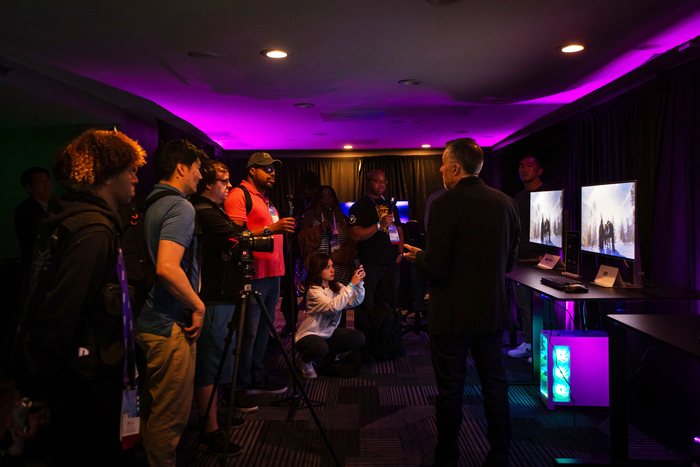 'GDC 페스티벌 오브 게이밍 2026' 관람객이 삼성전자 행사장에서 'HDR10+ GAMING'에 대한 설명을 듣고 있다.