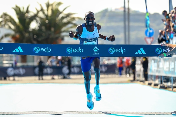 8일(현지시간) 포르투갈 리스본에서 제이콥이 갤럭시 워치8을 착용하고 결승선을 넘는 장면.