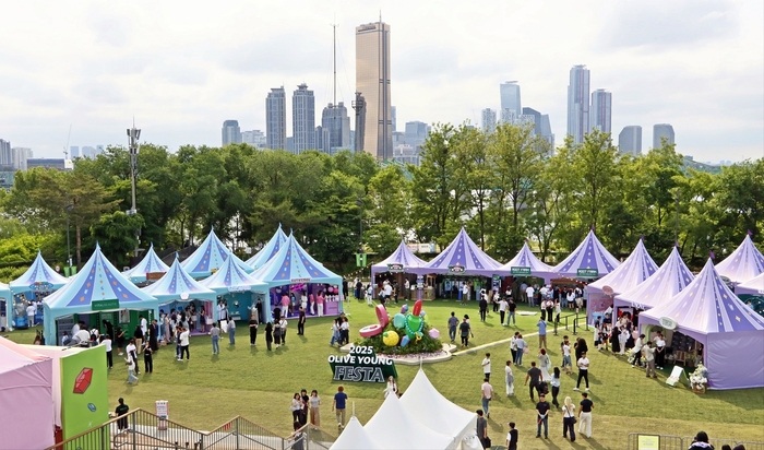 지난해 서울 노들섬에서 개최한 2025 올리브영 페스타 현장