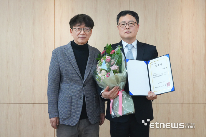 백광흠 신임 대구TP 로봇모빌리티산업본부장(오른쪽)이 김한식 대구TP 원장으로부터 임명장을 받고 있다.