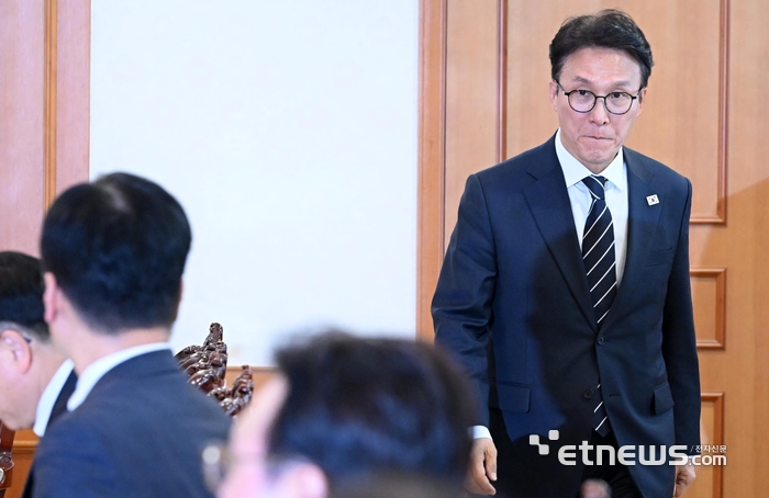 UN AI허브 유치지원 TF 회의가 10일 서울 종로구 정부서울청사에서 열렸다. 김민석 국무총리가 회의에 참석하고 있다.  이동근기자 foto@etnews.com