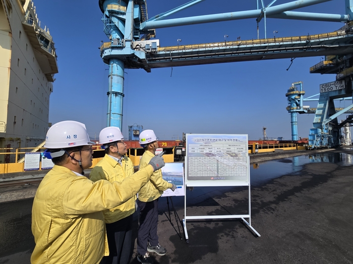 권명호 한국동서발전 사장이 당진발전본부 현장 및 제어실을 방문해 연료수급 상황과 발전설비 운영 현황을 점검하고 있다. 사진 출처 : 동서발전