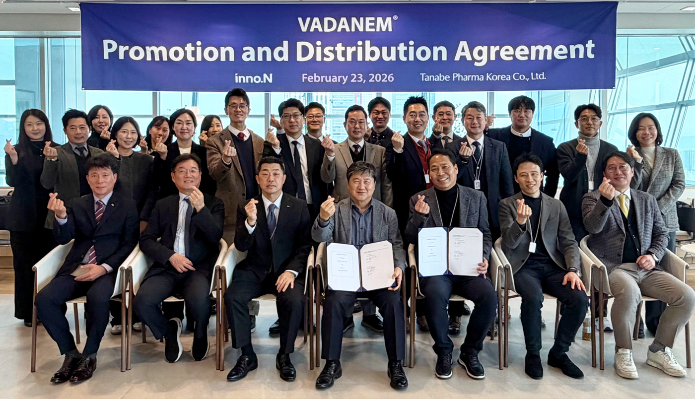 HK이노엔과 타나베파마코리아 임직원들이 '바다넴정' 공동 프로모션 계약식 진행 후 기념사진을 촬영하고 있다.