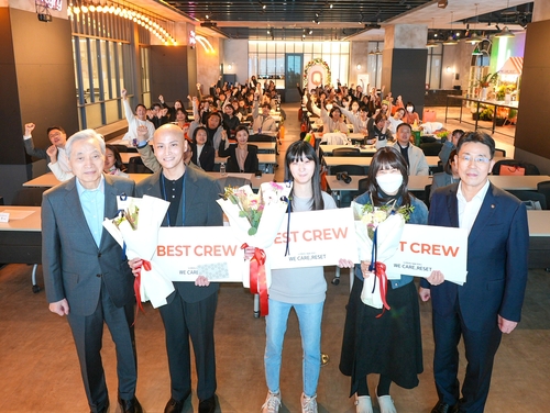 지난해 11월 25일(화) 서울 드림플러스 강남 이벤트홀에서 열린 암경험청년 돌봄 캠페인에서  (오른쪽부터)임석현 한화생명 기획실장, 암경험청년 3명, 이민혁 대한암협회 회장이 기념촬영을 하고 있다.(사진=한화생명)