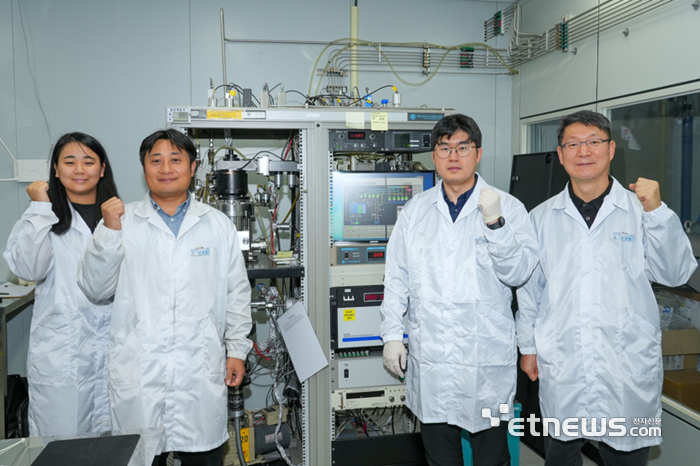 남옥현 한국공학대 반도체공학부 교수(오른쪽)가 팀원들과 함께 기념 촬영했다.