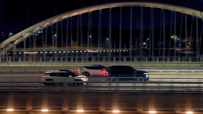 심포니 오브 EV 테크놀로지 영상에서 EV3(왼쪽부터) , EV4, EV5가 도심을 주행하는 장면