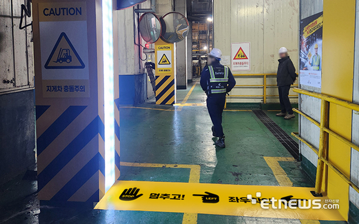 '산업단지 안전서비스디자인'이 적용된 제조 현장. 지게차 충돌 예방 LED 시스템과 안전 바닥 디자인을 통해 사고 위험을 낮추고 있다. KICOX 제공