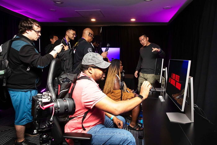 'GDC 페스티벌 오브 게이밍 2026(GDC)' 관람객이 삼성전자 행사장에서 오디세이 3D(G90XF)로 3D 게임을 체험하고 있다.