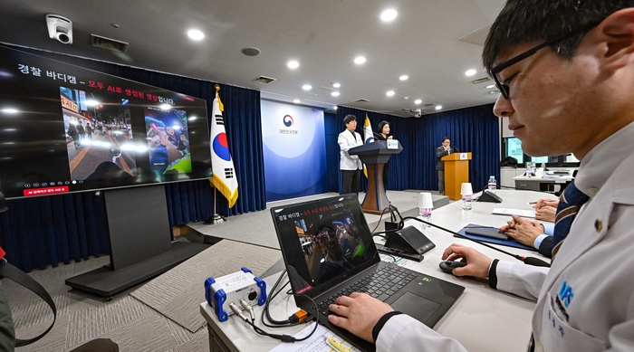 국립과학수사연구원 관계자가 AI 딥페이크 탐지모델 시연을 하고 있는 모습 / 이동근기자 foto@etnews.com