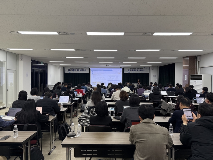 지난 6일 열린 한국디지털교육협회 세미나에서 기업 관계자들이 학습지원 SW 관련 설명을 듣고 있다. (사진=이지희 기자)