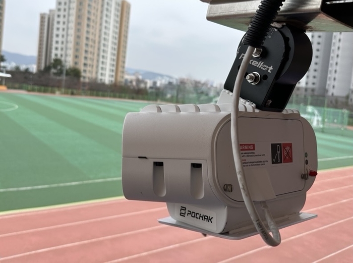 KT스카이라이프는 10일 용인특례시체육회와 인공지능(AI) 스포츠 중계 솔루션 '포착' 도입을 위한 업무협약(MOU)을 체결했다. 용인특례시 수지체육공원에 AI카메라가 설치된 모습.[KT스카이라이프 제공]