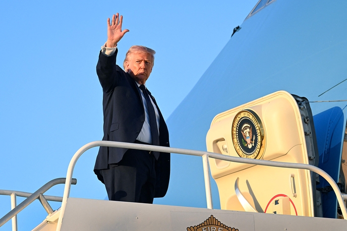 MIAMI, FLORIDA - MARCH 09: U.S. President Donald Trump boards Air Force One at Miami International Airport on March 09, 2026 in Miami, Florida. Trump was returning to Washington after meeting with House Republicans at his Doral resort to hash out the party's economic and foreign policy message ahead of the midterm elections. Roberto Schmidt/Getty Images/AFP (Photo by ROBERTO SCHMIDT / GETTY IMAGES NORTH AMERICA / Getty Images via AFP/연합뉴스)